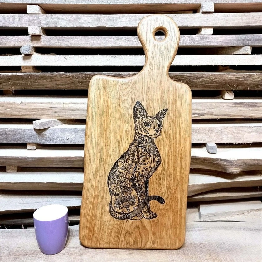 Personalizowana dębowa deska do krojenia z grawerem kota Nela Wood - idealny prezent dla mamy