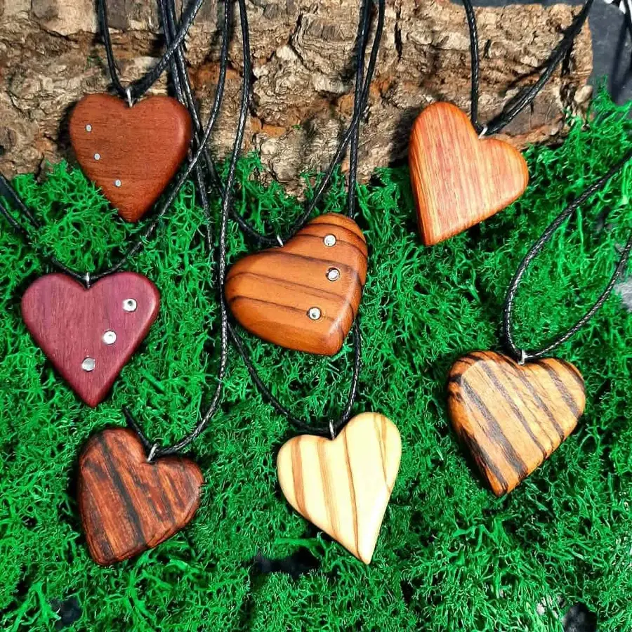 Ręcznie robione wisiorki w kształcie serca z drewna egzotycznego - autorska biżuteria Nela Wood