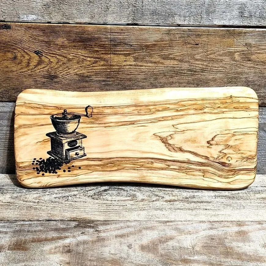Ręcznie robiona deska z drewna oliwnego Nela Wood z grawerem młynka w stylu retro