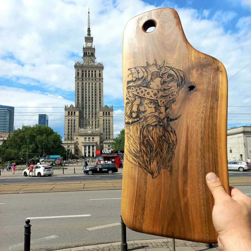 Ekskluzywna deska z orzecha włoskiego z grawerem hełmu wikinga Nela Wood