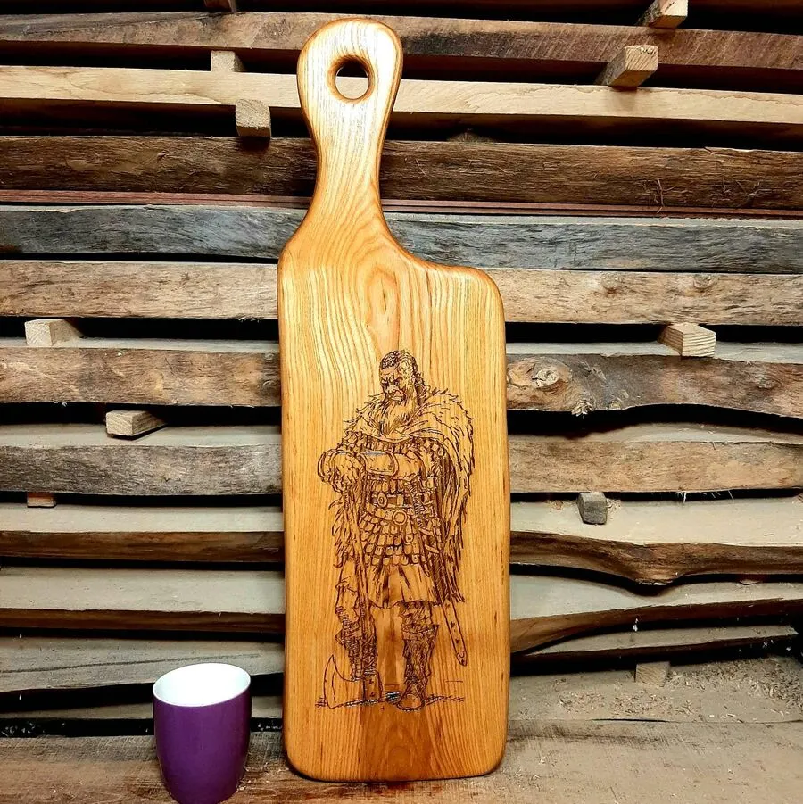 Rękodzieło Tomasz Mazur - unikatowa deska z grawerem wojownika