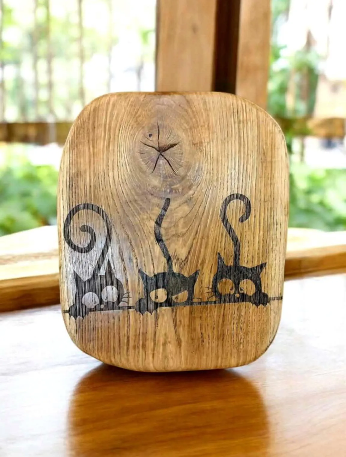 Rustykalna deska na sery jako unikatowy pomysł na prezent wykonany techniką rękodzielniczą Nela Wood