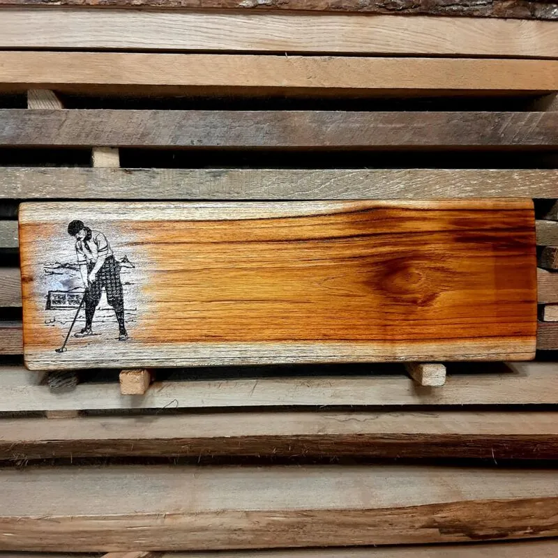 Rzemieślnicza deska do przekąsek z drewna tekowego z grawerem golfisty – personalizowany prezent Premium od Nela Wood