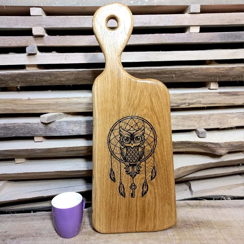 Solidna deska dębowa Nela Wood z artystycznym grawerem sowy i łapacza snów