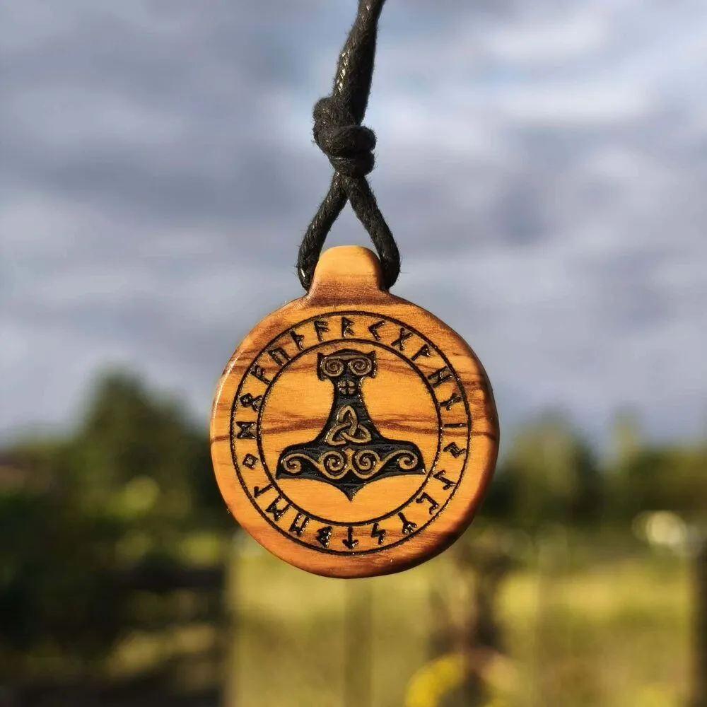 Ręcznie robiony męski wisiorek Młot Thora z drewna oliwnego - biżuteria nordycka od Nela Wood