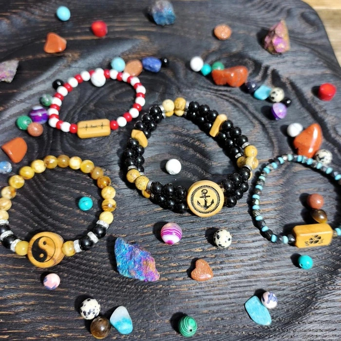 Tabela kamieni zodiakalnych Nela Wood prezentująca powiązania znaków zodiaku z minerałami