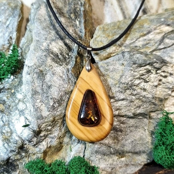 Ręcznie wykonana biżuteria z drewna oliwnego i bursztynu - wisiorek na prezent dla mamy