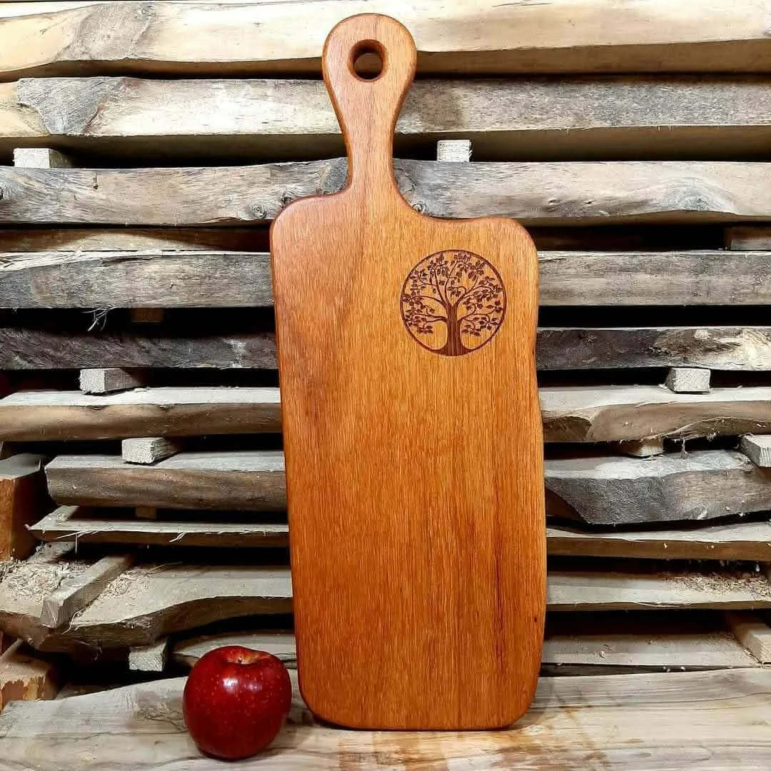 Trwała deska do krojenia z drewna doussie z grawerem drzewa życia - praktyczny prezent dla mamy