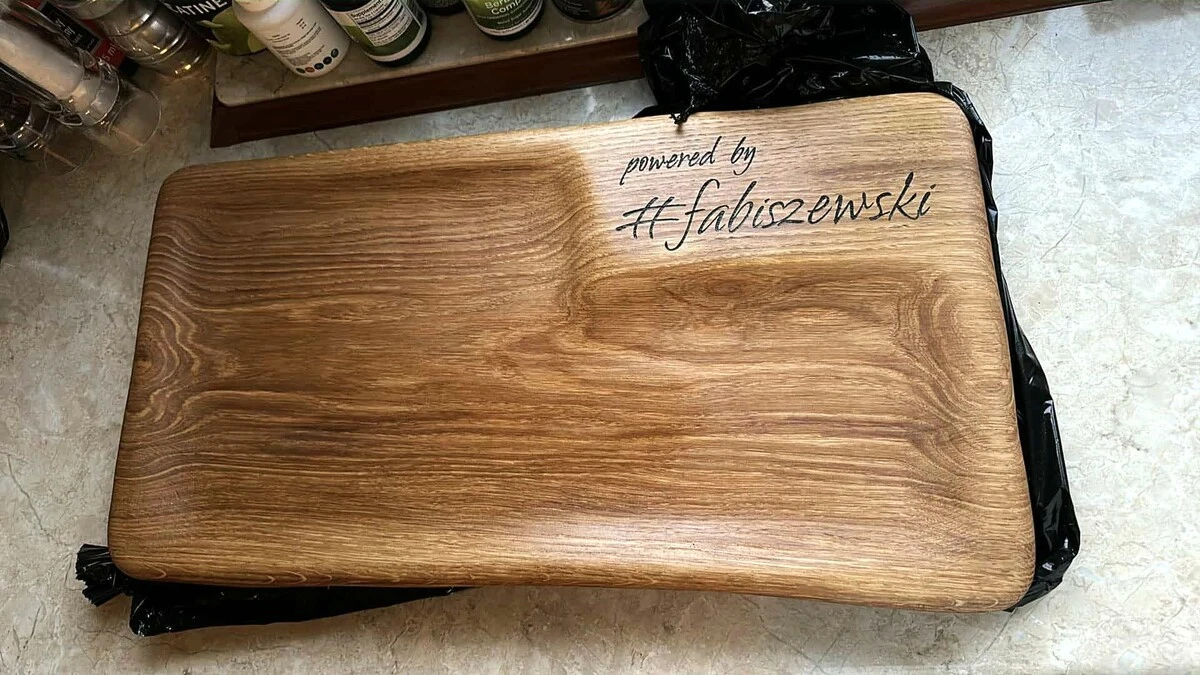Ekskluzywna rzemieślnicza deska na przekąski Nela Wood - idealny personalizowany prezent na parapetówkę