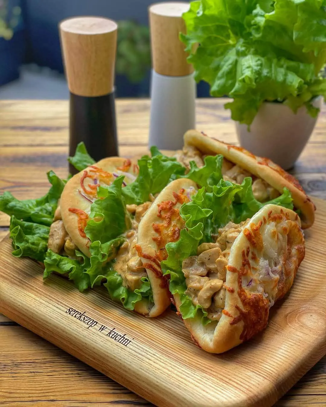 Ekskluzywna personalizowana deska do serwowania przekąsek wykonana z egzotycznego drewna Nela Wood