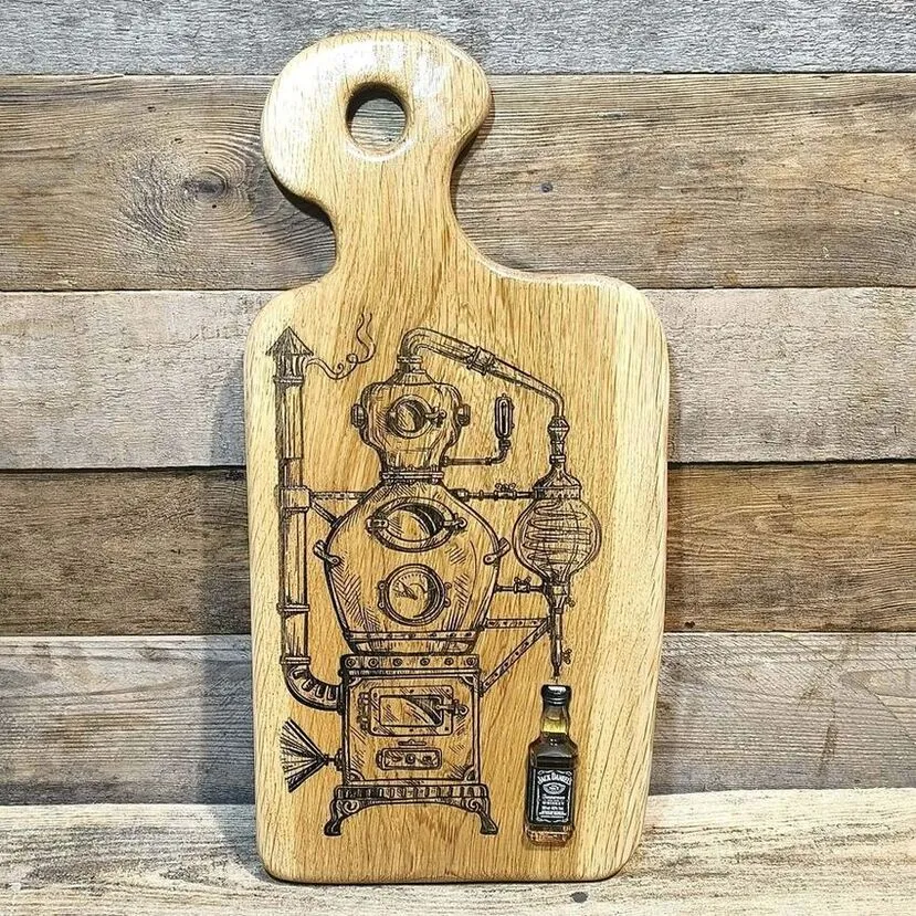 deska-z-drewna-dębowego-z-grawerem-bimbrowni-i-wmontowaną-w-deskę-małą-butelką-whisky