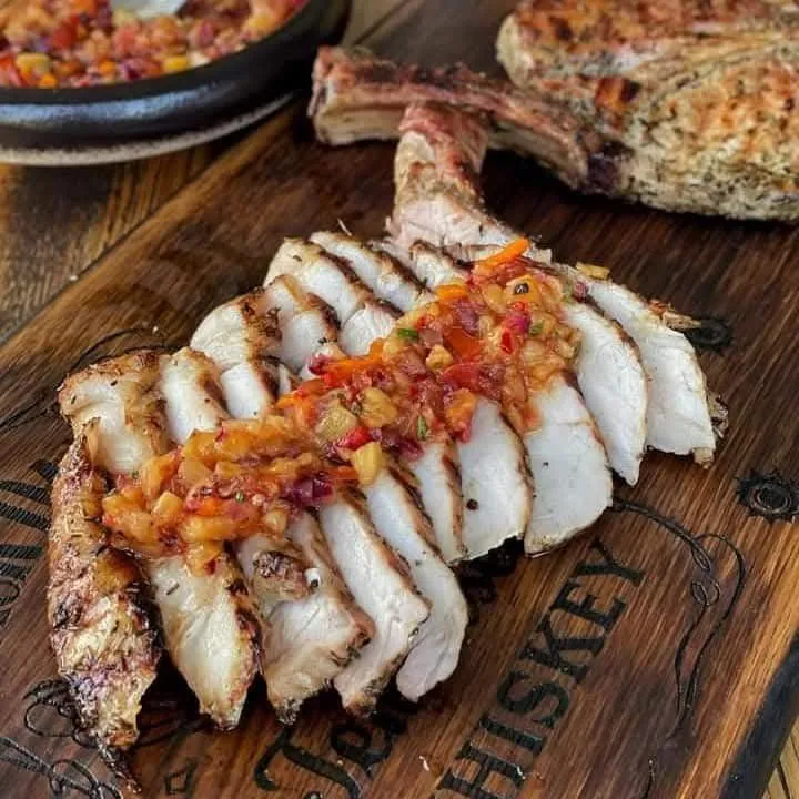 dębowa-deska-do-podawania-przekąsek-z-ozdobnym-grawerem-i-podawanym-schabem