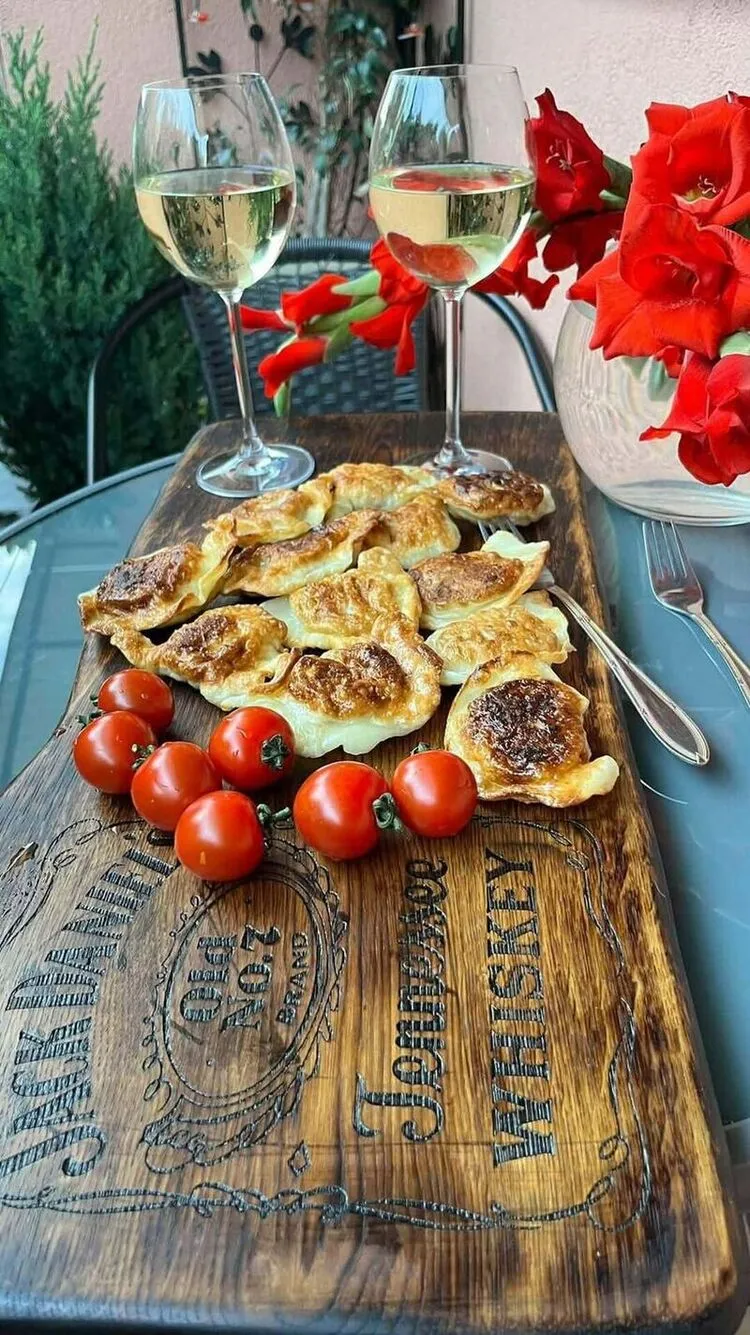 Pionowa ekspozycja dębowej deski do serwowania z eleganckim grawerem Nela Wood