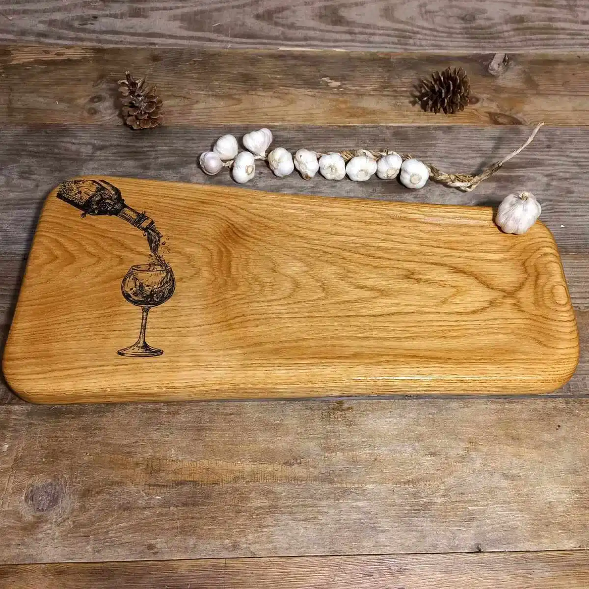 Monumentalna dębowa deska do serwowania steków Nela Wood z głęboką sokierą i personalizowanym grawerem dla pasjonata grillowania.