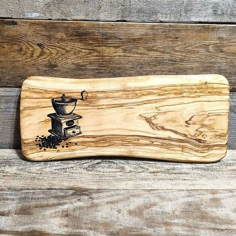 Rzemieślnicza deska z drewna oliwnego z personalizowanym grawerem Nela Wood