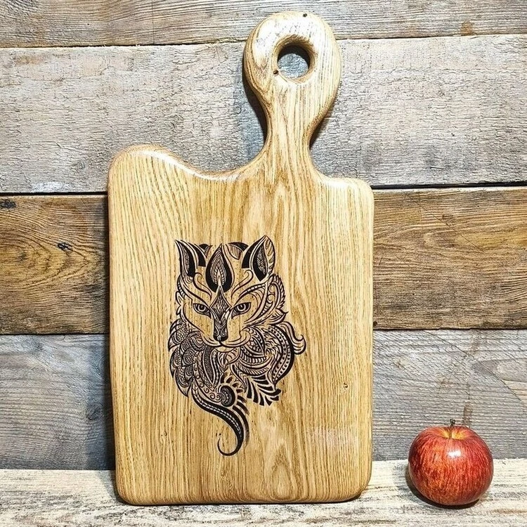 Personalizowana dębowa deska do serwowania przekąsek z grawerem kota - idealny prezent urodzinowy od Nela Wood