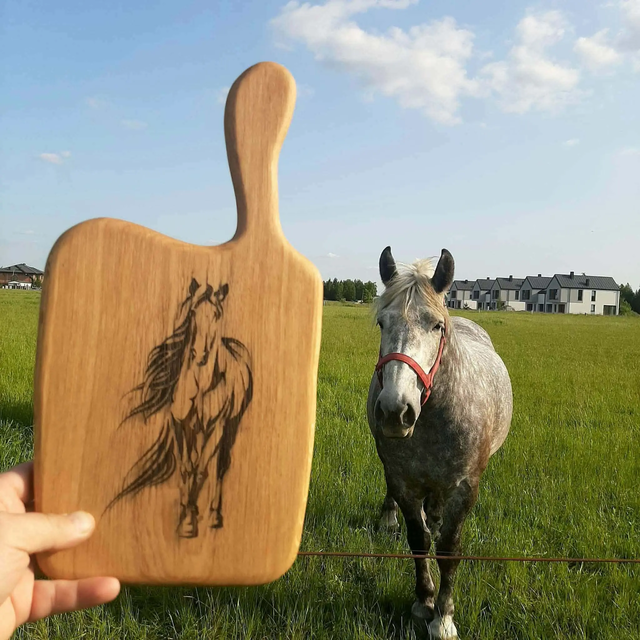 Personalizowana dębowa deska do serwowania przekąsek z grawerem konia Nela Wood - unikatowy prezent dla przyjaciółki