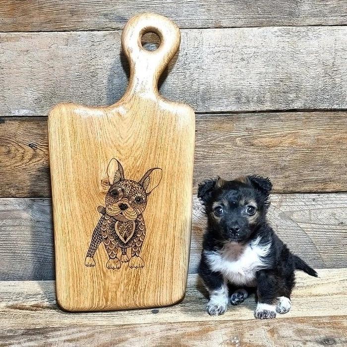 Dębowa deska do serwowania przekąsek z personalizowanym grawerem psa - idealny prezent dla przyjaciółki od Nela Wood