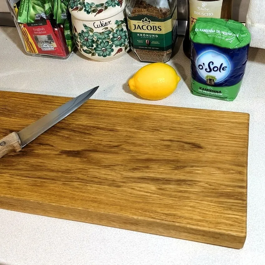 Monolityczna dębowa deska do krojenia Nela Wood charakteryzująca się najwyższą jakością i twardością zabezpieczająca przed bakteriami