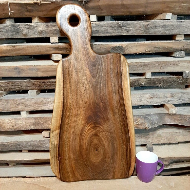 Ręcznie robiona deska do krojenia z litego drewna orzecha włoskiego marki Nela Wood