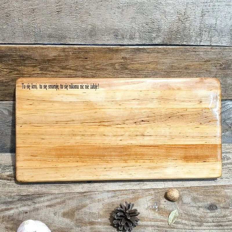 Ekskluzywna dębowa deska do serwowania przekąsek z personalizowanym grawerem na prezent ślubny