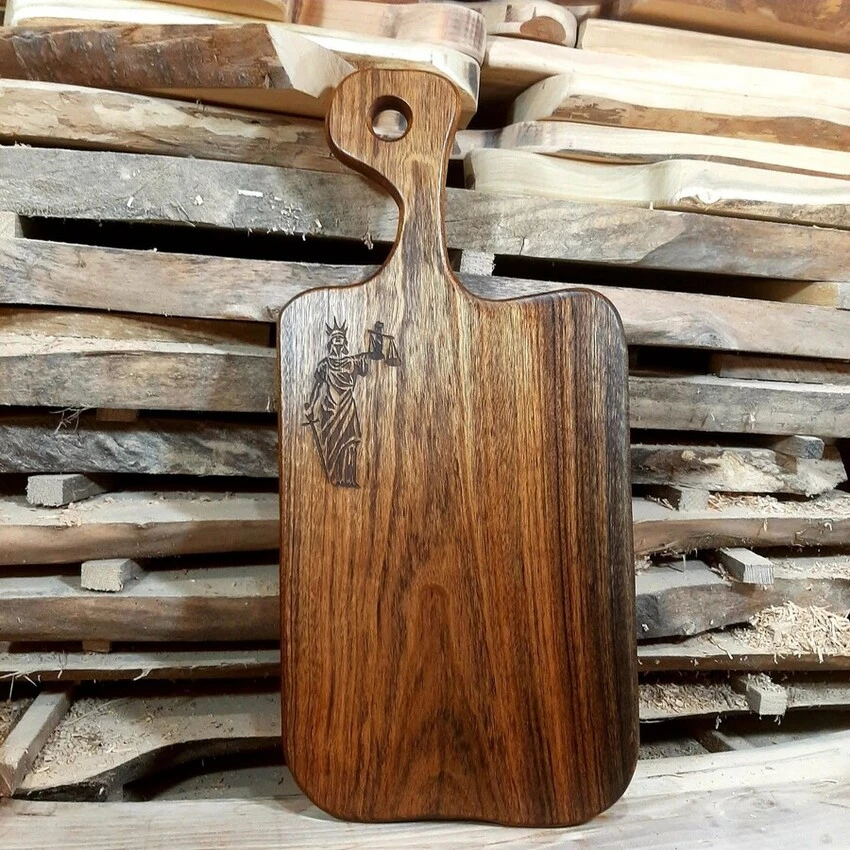 Ręcznie robiona deska z drewna Amazaque z grawerem Temidy - Nela Wood Żelechów