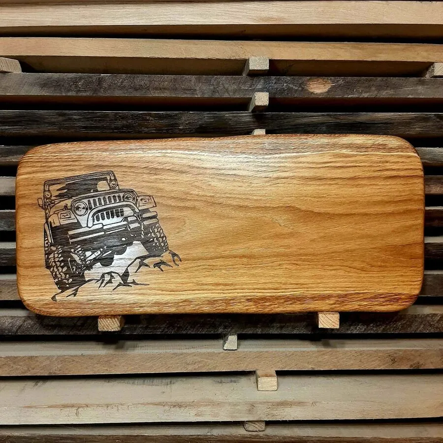 Mocna deska z drewna wenge z grawerem Jeepa - prezent dla fana off-roadu