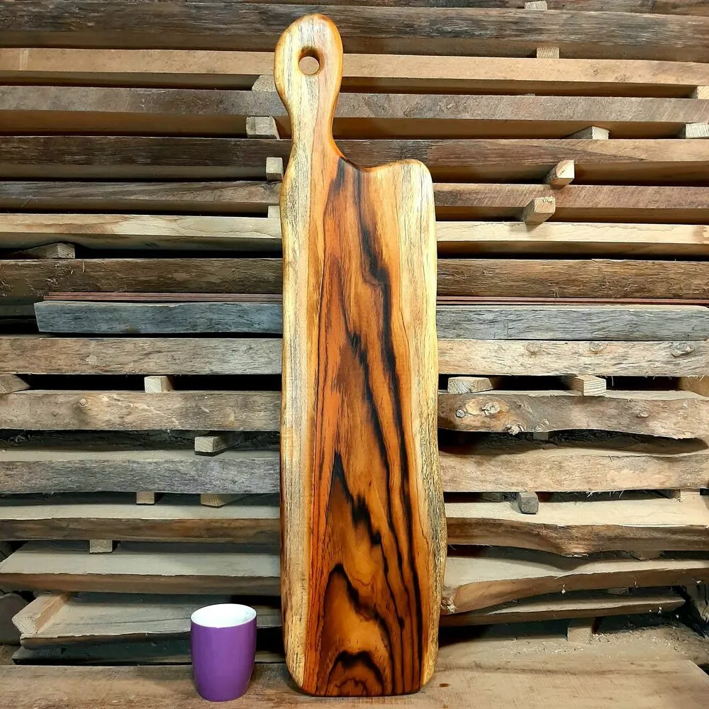 Luksusowa deska do krojenia z litego drewna tekowego o unikalnym rysunku słojów - produkt Nela Wood