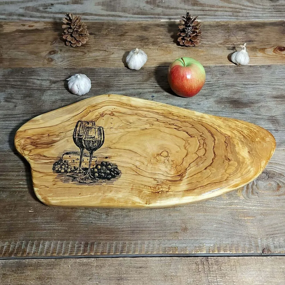 Personalizowana deska z drewna oliwnego z grawerem - ekskluzywny prezent premium na ślub lub parapetówkę od Nela Wood