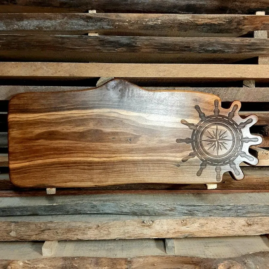 Personalizowana deska do krojenia i serwowania z orzecha włoskiego z grawerem żeglarskim Nela Wood