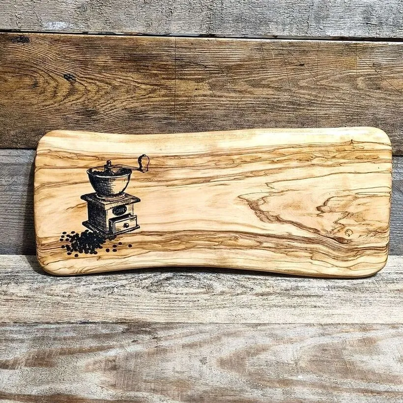 Ręcznie wykonana deska z drewna oliwnego z personalizowanym grawerem laserowym