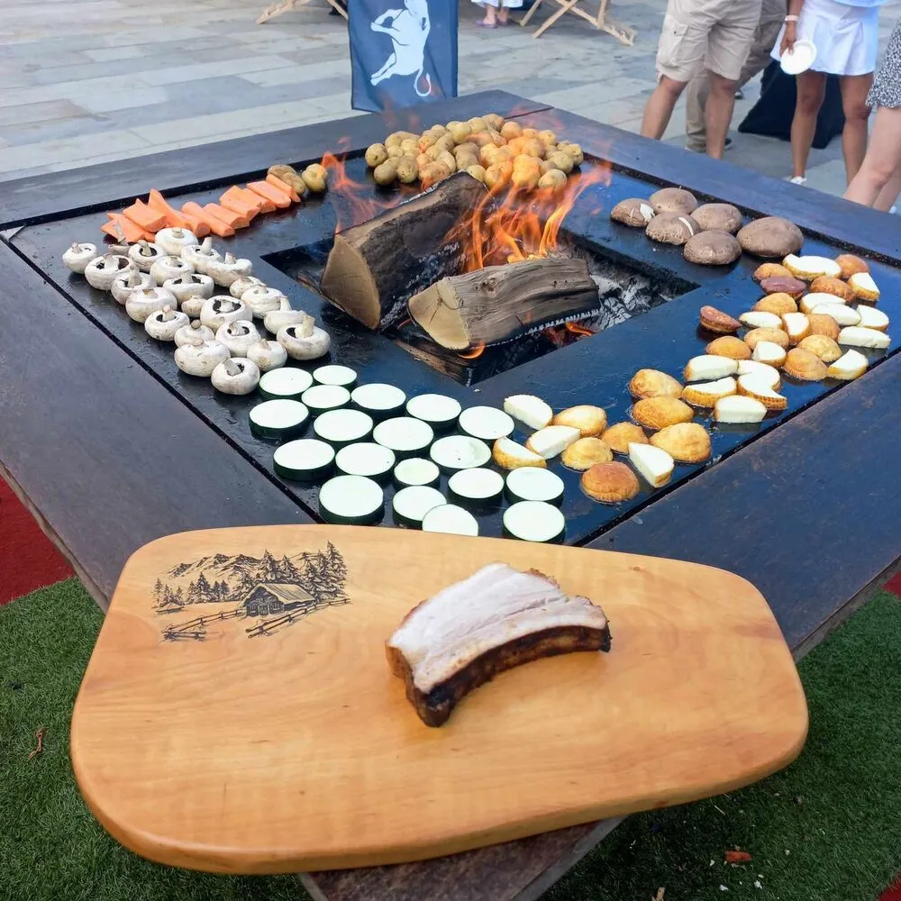 Olszynowa deska do przekąsek z grawerem pasm górskich dla podróżników