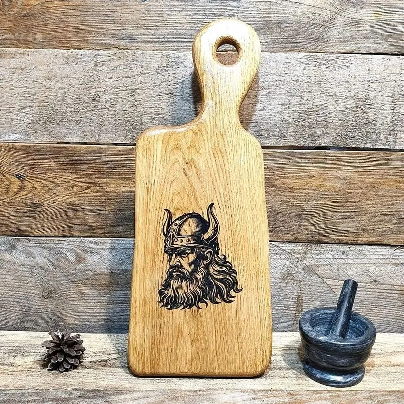 Dębowa deska do serwowania przekąsek Nela Wood z grawerem hełmu Wikinga - rzemiosło z litego drewna dębowego
