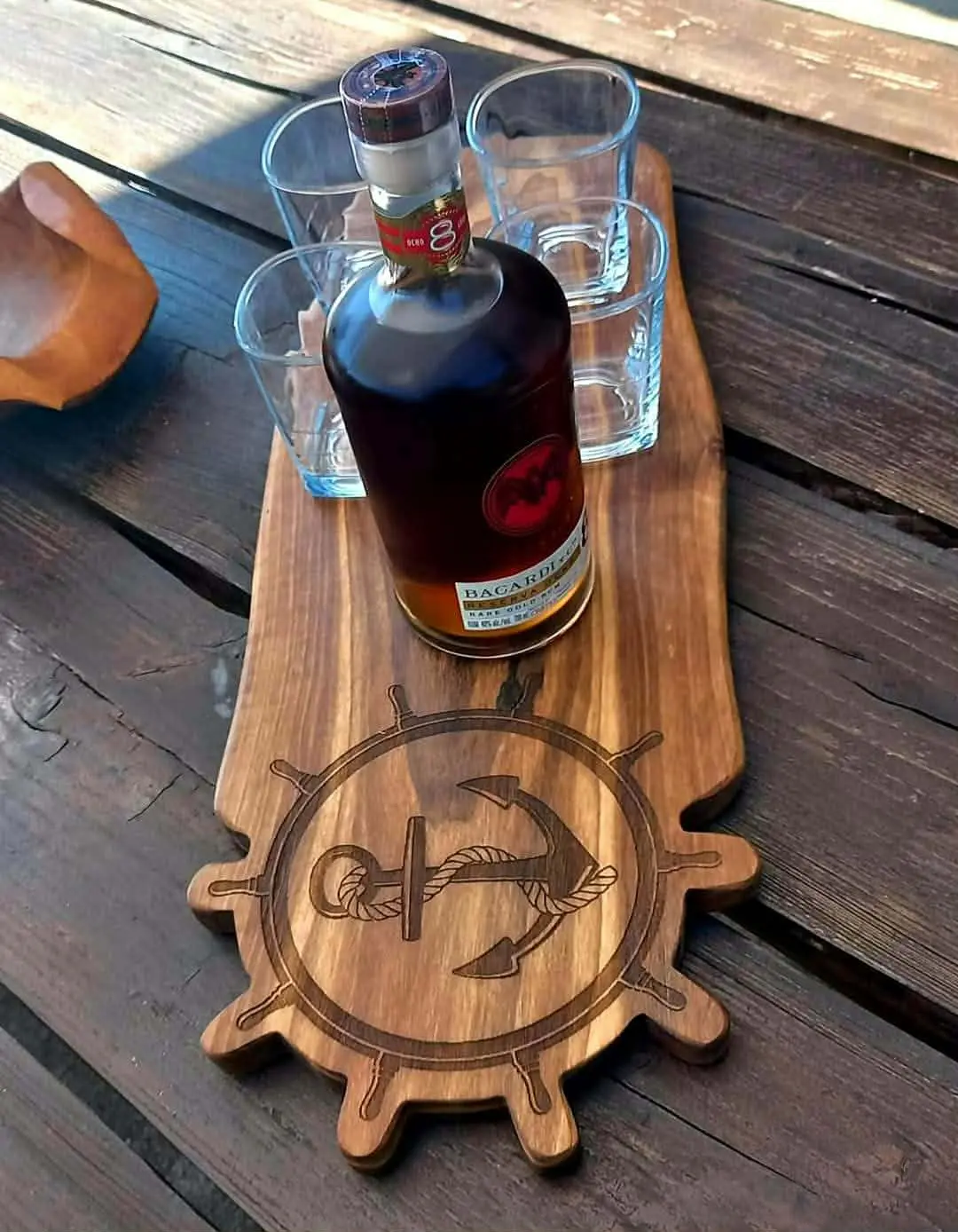 Duża deska do serowania z orzecha z grawerem koła sterowego - idealna na prezent dla pasjonata