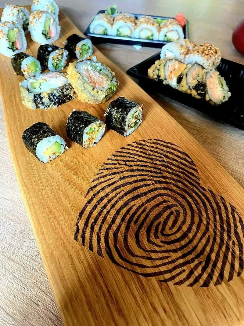 Ręcznie robiona deska do serwowania z wygrawerowanym symbolem serca - idealny prezent na ślub lub rocznicę