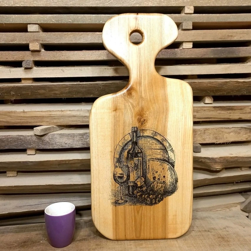 Ekskluzywna deska do serwowania przekąsek z jesionu ozdobnego z personalizowanym grawerem od Nela Wood