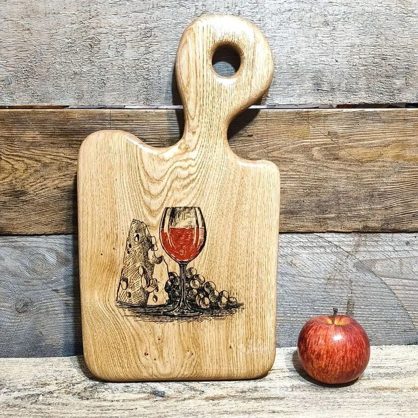 Personalizowana deska do serwowania przekąsek Nela Wood z grawerem kieliszka wina sera i winogron prezent dla niej do 200 zł