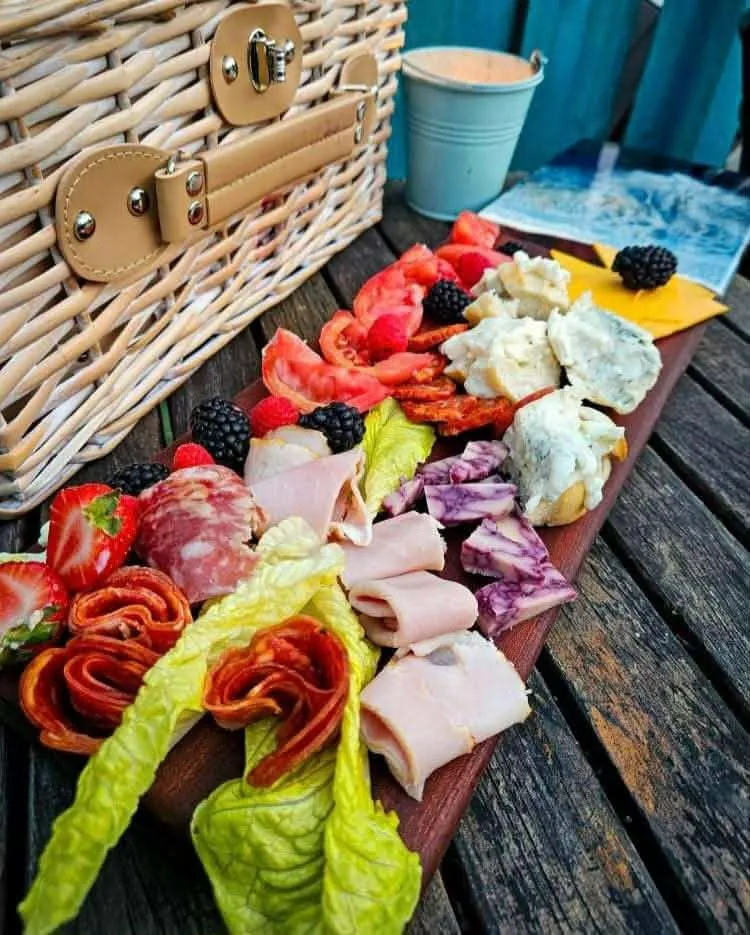 Ekskluzywna deska z mahoniu o falistych brzegach, rzemieślniczy unikat do serwowania przekąsek