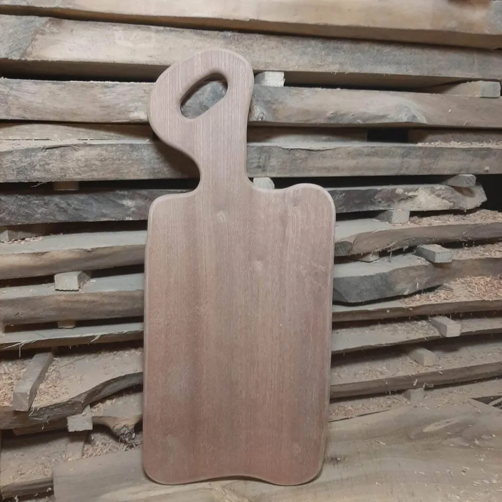 Surowe drewno egzotyczne Meranti przed impregnacją w pracowni Nela Wood - naturalna tekstura i kolor