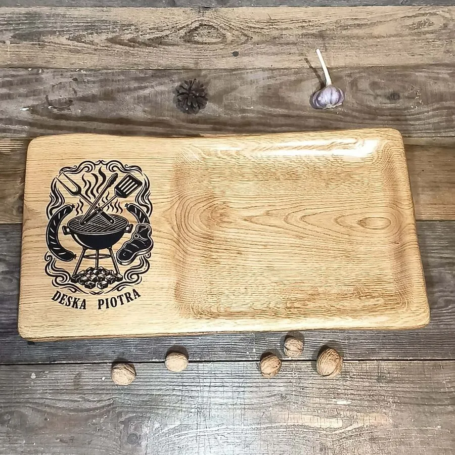 Dębowa deska do steków z grawerem i rowkiem na soki, zabezpieczona naturalnym olejem