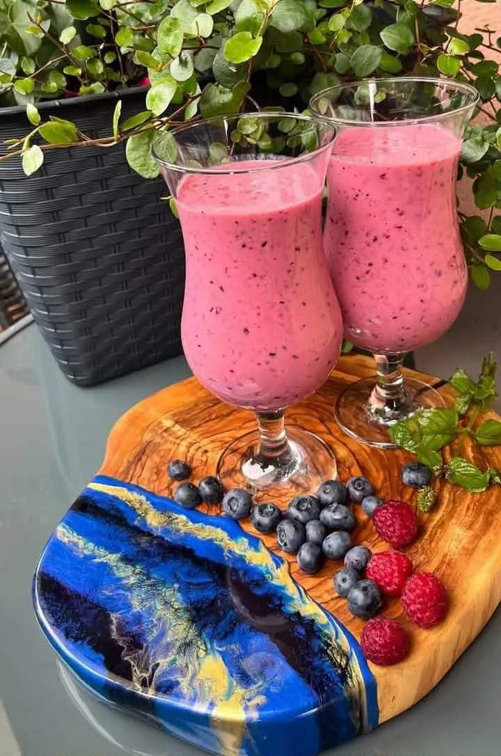 Artystyczna deska z drewna oliwnego z kolorową żywicą epoksydową do serwowania koktajli