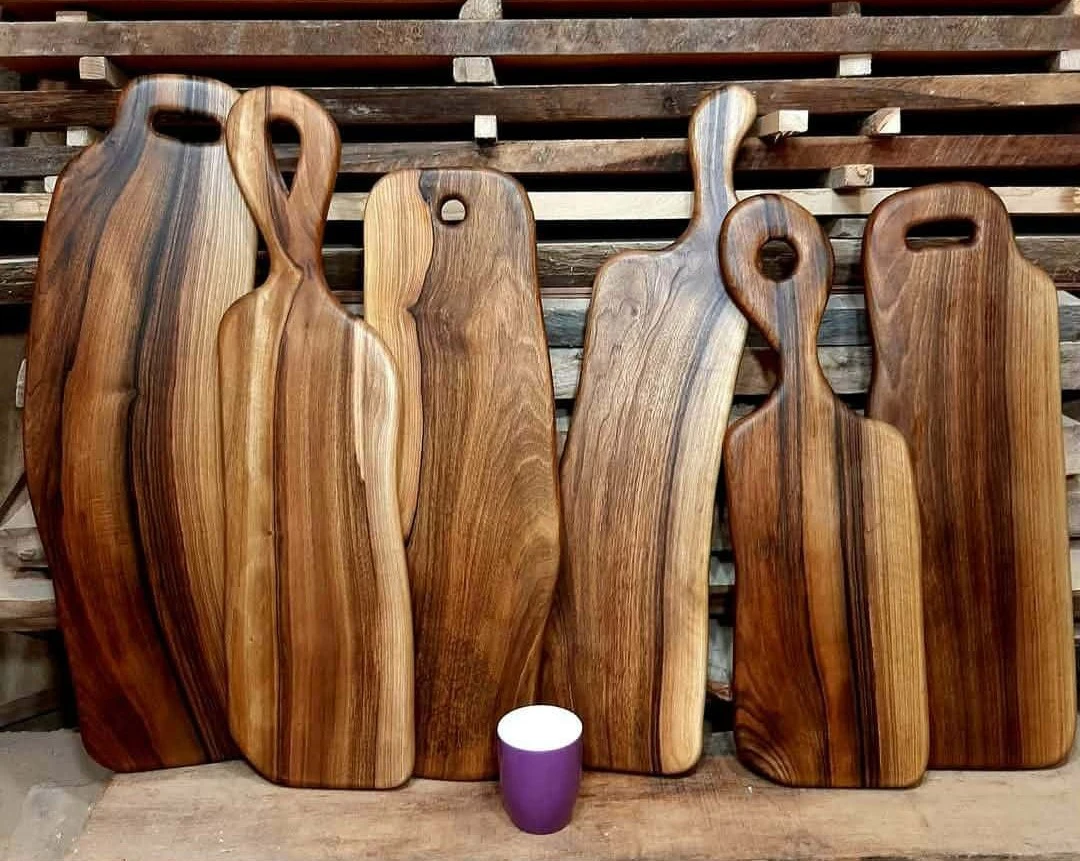 Zestaw ozdobnych desek do krojenia i serwowania przekąsek wykonanych z ciemnego drewna orzecha włoskiego o głębokim usłojeniu
