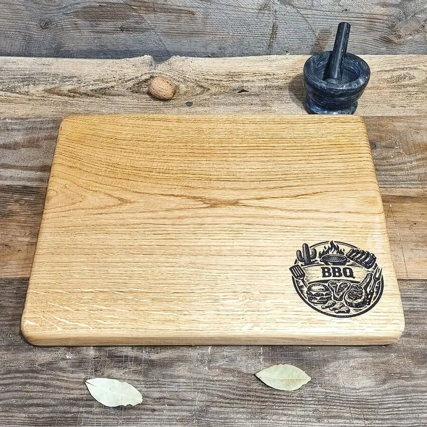 Solidna, duża dębowa deska do krojenia Nela Wood z personalizowanym grawerowanym logo, idealna do intensywnych prac kuchennych i gastronomii