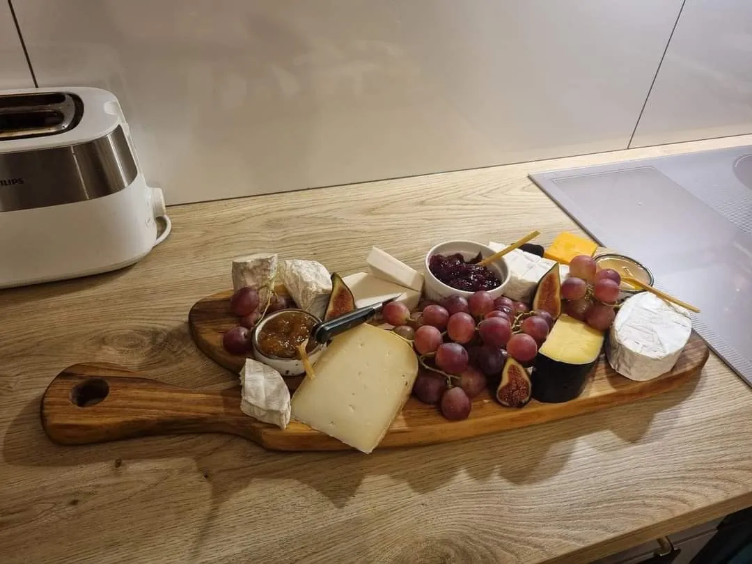 Ręcznie robiona dębowa deska serów i przekąsek Nela Wood 50 cm