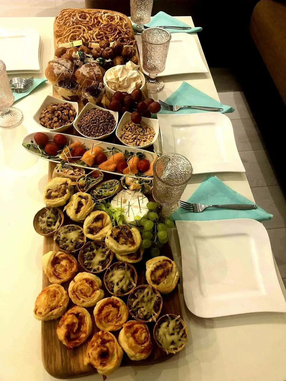 Ergonomia stołu: dobór idealnej wielkości dębowej deski Nela Wood do serwowania przekąsek