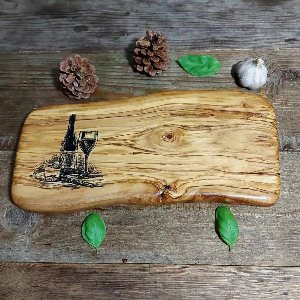 Proces profesjonalnego olejowania drewnianej deski do krojenia w pracowni rzemieślniczej Nela Wood