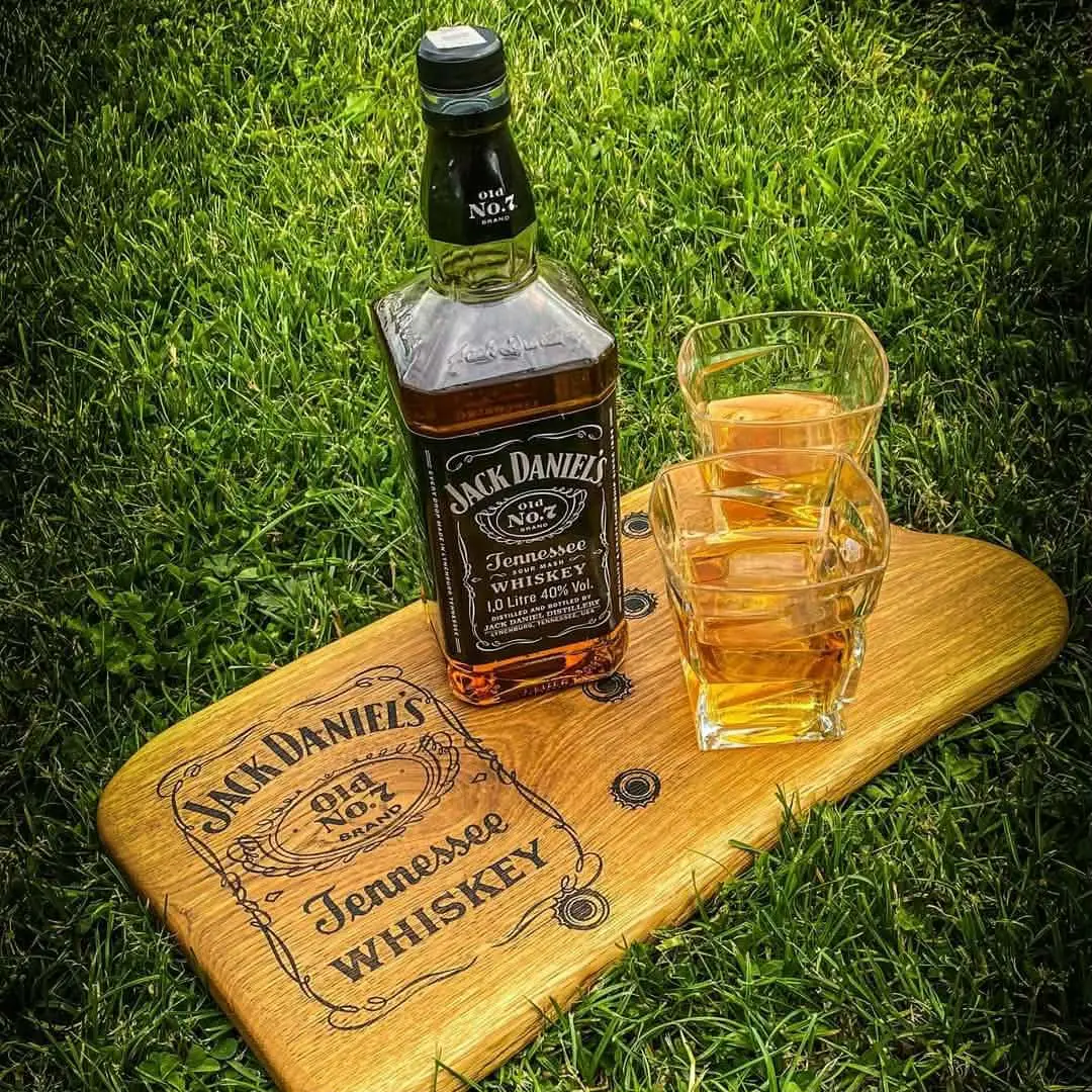 deska-do-podawania-whisky-z-grawerem-firmy
