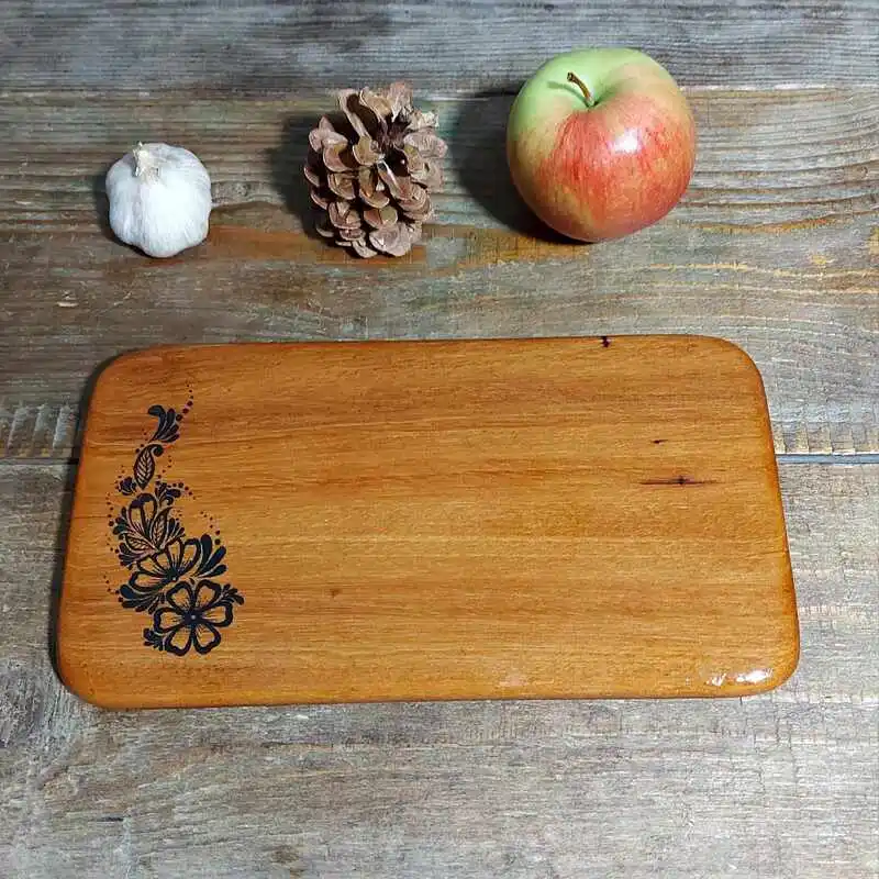 Mała deska do krojenia z drewna iroko z ozdobnym grawerem kwiatowym