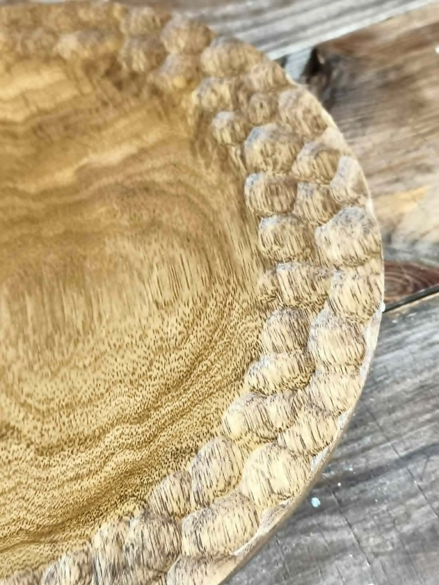 Zbliżenie na precyzyjnie profilowane, ozdobne wykończenie boku drewnianej patery marki Nela Wood