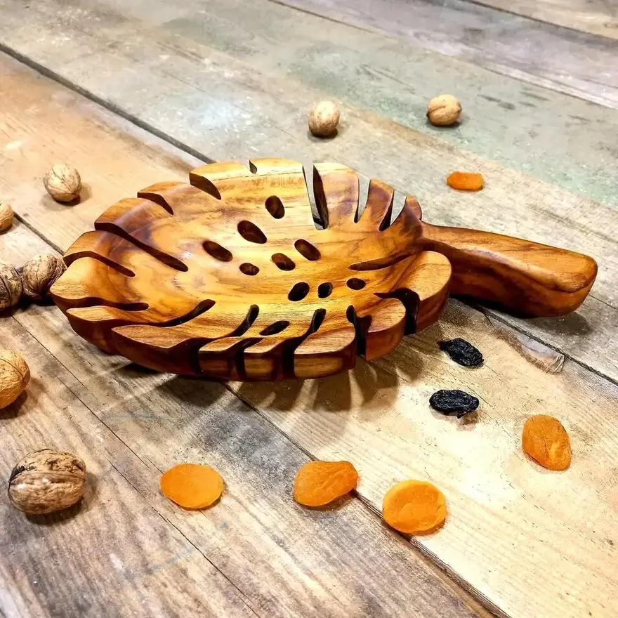 Patera w kształcie liścia monstery z drewna tekowego - rzemieślnicze arcydzieło Nela Wood